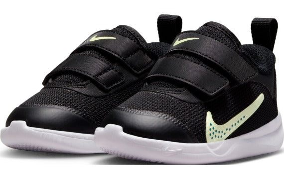 Zapatilla De Niño Omn Multi-Court Black Marca NIKE