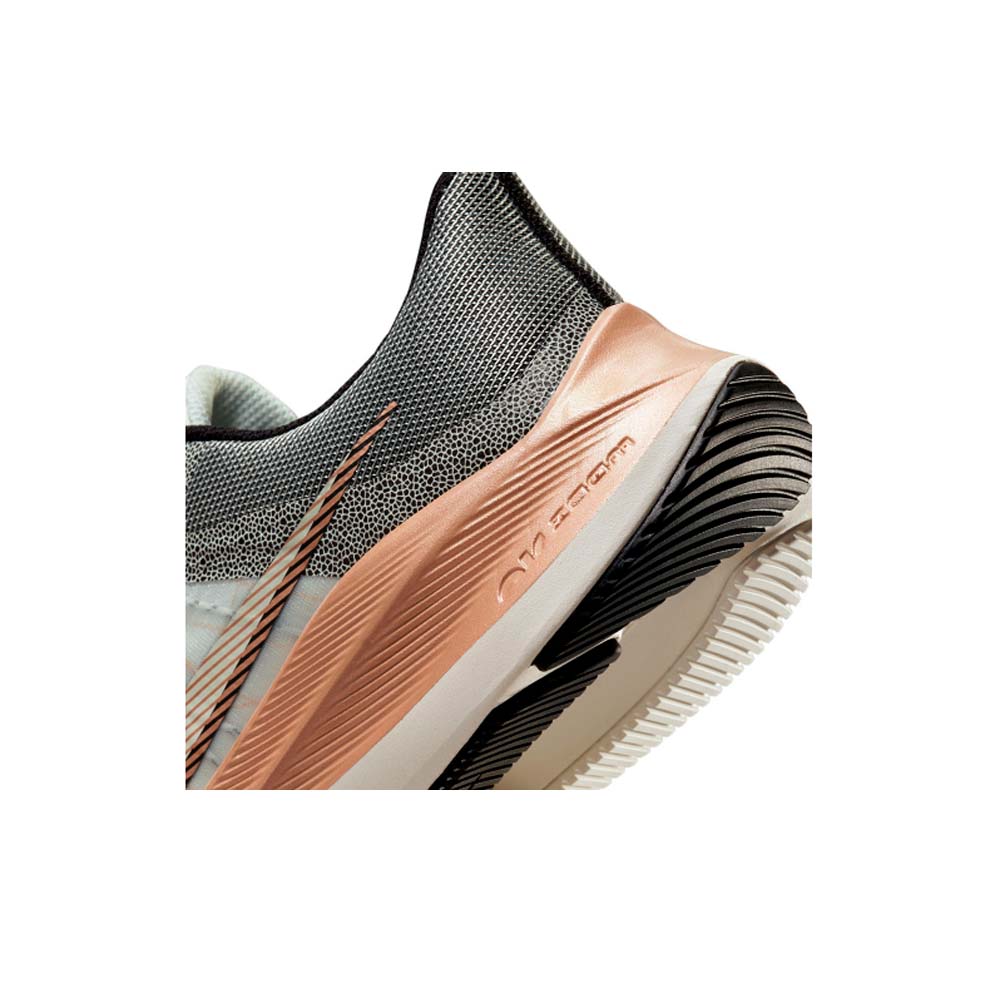 Zapatilla NIKE Zoom Winflo 8 Prm de Mujer Color Crudo