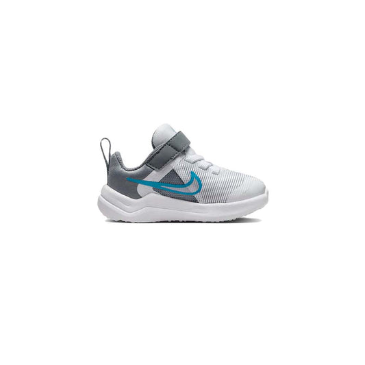 Zapatilla NIKE Downshifter 12 de Niños Color Gris Con Cierre de Velcro